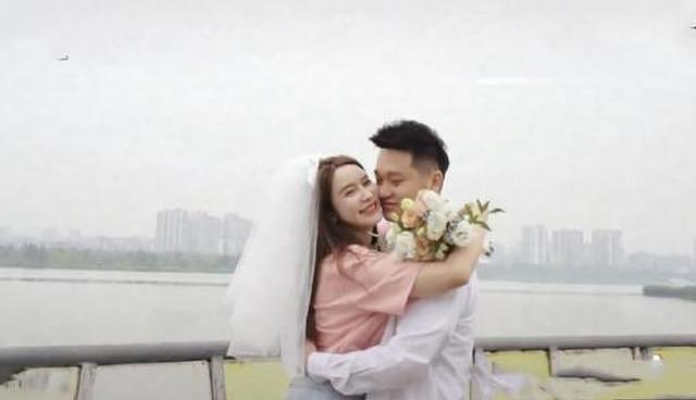 张大奕晒领证Vlog官宣结婚，与丈夫浪漫拥抱，男方疑似身家不菲 - 2