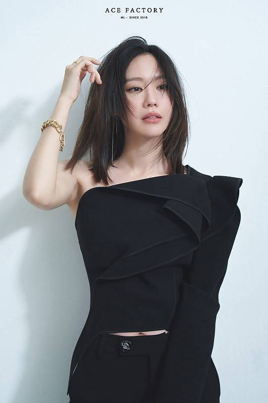 韩国女艺人金雅中未公开杂志写真曝光 一身V领白裙衬托雪白肌肤 - 1