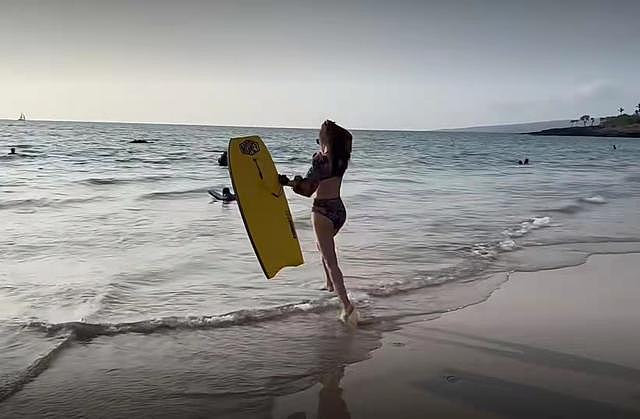 38岁李多海夏威夷度假，游艇上吹风身材好，拿冲浪板沙滩上奔跑 - 4