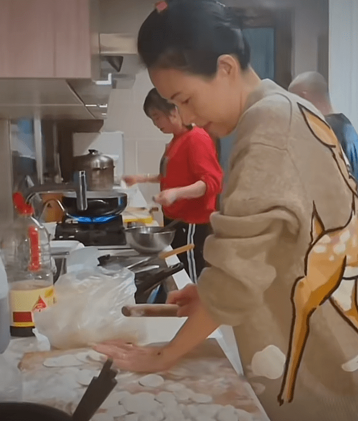 章子怡晒素颜视频引热议，穿千元毛衣包饺子，馅料被指太奢侈 - 3