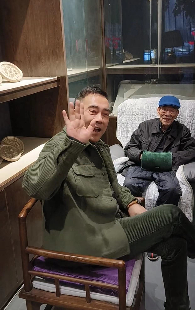 90岁杨少华与儿孙聚会，身形消瘦仍爱吃肉抽烟，一家六口如复制 - 4