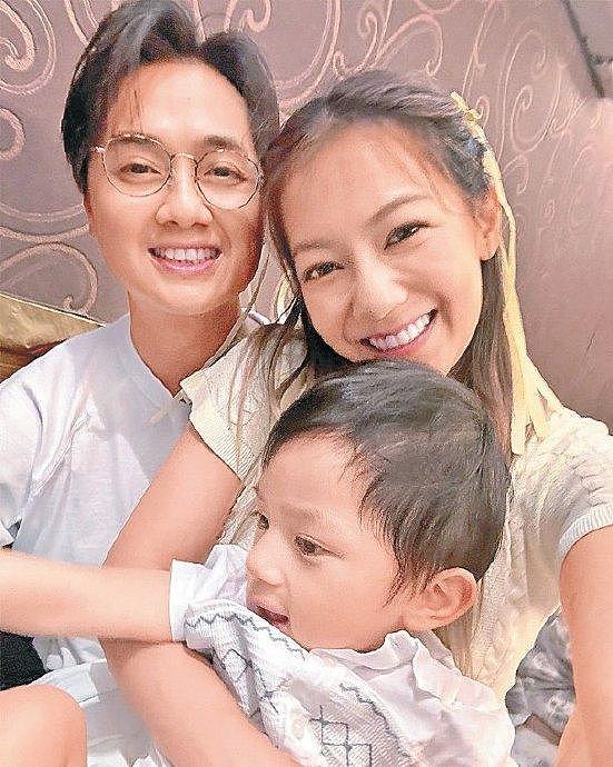近日，港星郑俊弘何雁诗夫妇在节目上公开了2岁儿子患“天使综合症”的消息 - 6