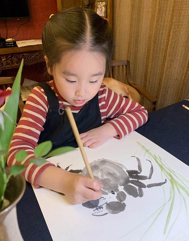 张丹露晒儿女绘画作品，5岁女儿画螃蟹活灵活现，获赵文卓称赞 - 3