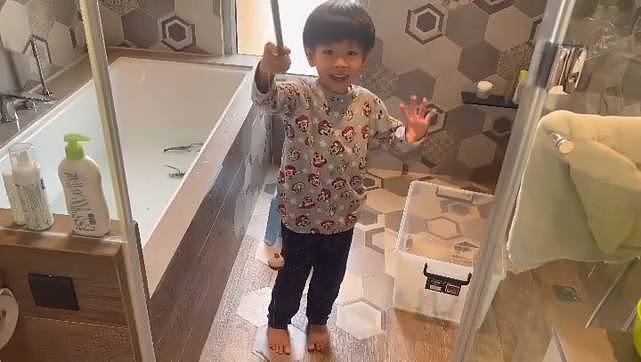 TVB小生黎诺懿让儿子在家抗疫不无聊 将浴缸改钓虾场让儿子解闷 - 6