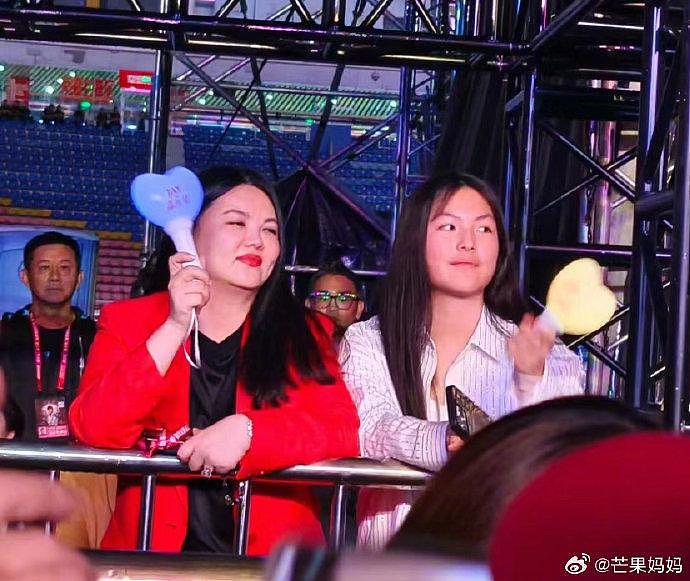 李湘带王诗龄看周杰伦演唱会，母女俩坐在中控台的位置，看起来很来着… - 1