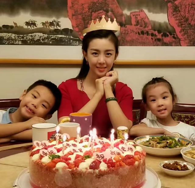 刘和刚一家四口合唱庆新年，一双儿女像爸，妻子曾是世界小姐亚军 - 8