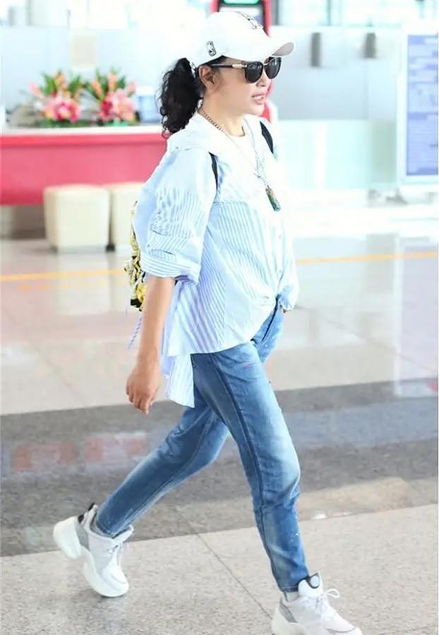 刘晓庆真不服“老”，穿衬衫+牛仔裤走机场，远看真像48岁阿姨 - 2