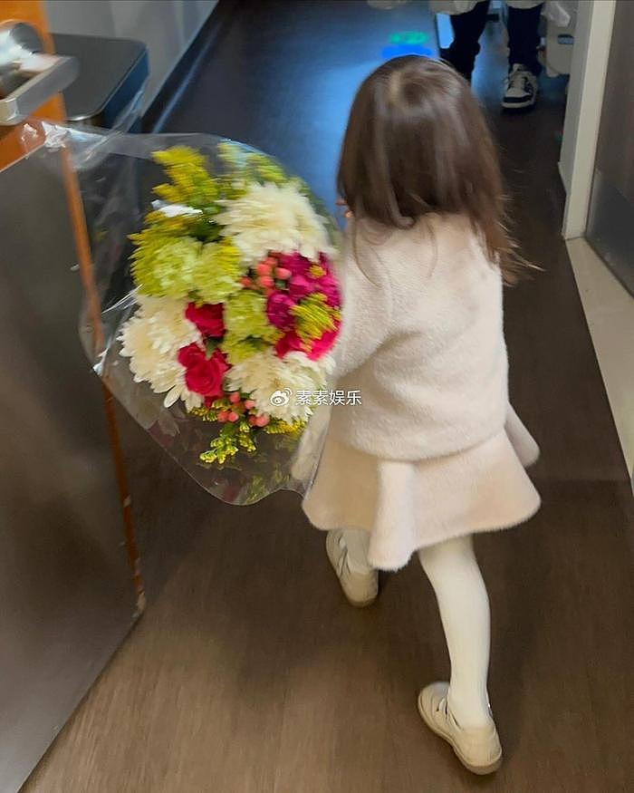 恭喜！42岁陈法拉二胎得子，女儿捧花送给妈妈，一家四口晒幸福照 - 1