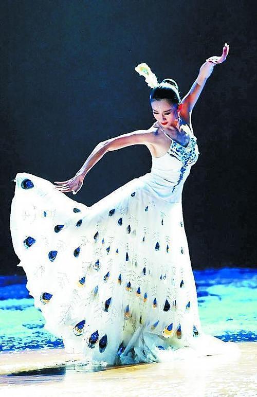 64岁杨丽萍在海边跳舞，小麦肤色曲线优美，黄磊举手机认真拍不停 - 6