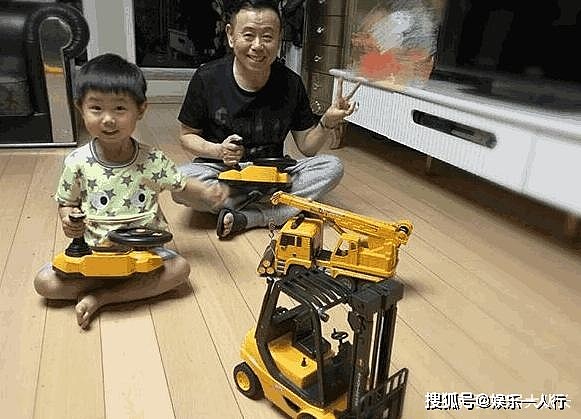 潘叔潘长江家装修，带着潘阳的儿子，在客厅开“挖掘机”，这姥爷很赞 - 2