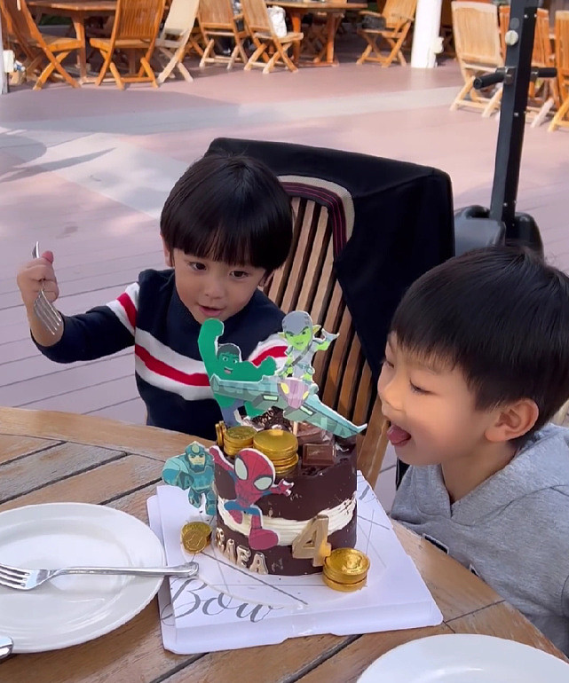 郑嘉颖陈凯琳与大儿子一起吹蜡烛庆祝儿子4岁生日 - 6