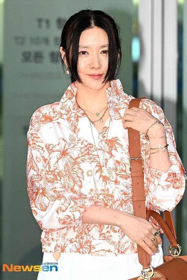 53岁韩国知名女星，出席活动气质优雅华丽，看不出是双胞胎妈妈 - 6