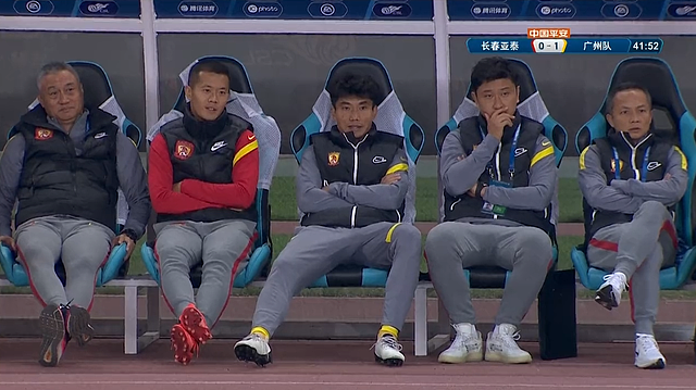 广州队2-0！郑智穿着球鞋稳坐教练席，黄博文笑眯眯的，青春风暴 - 4