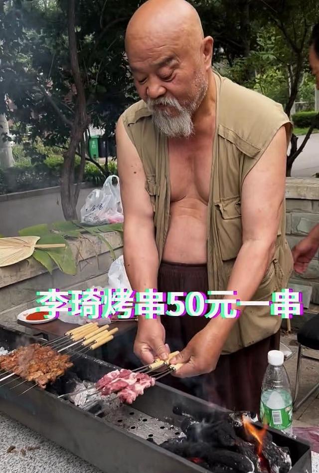 68岁李琦无戏可拍卖烧烤，公园旁忙活生意好，赤膊上阵皮肤被烤红 - 4