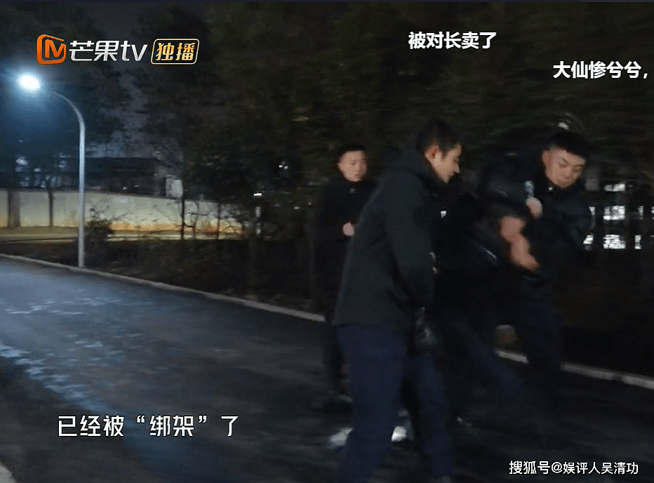 面对特警扮演的匪徒：陈小春乖乖束手就擒，张智霖选择宁死不屈 - 5