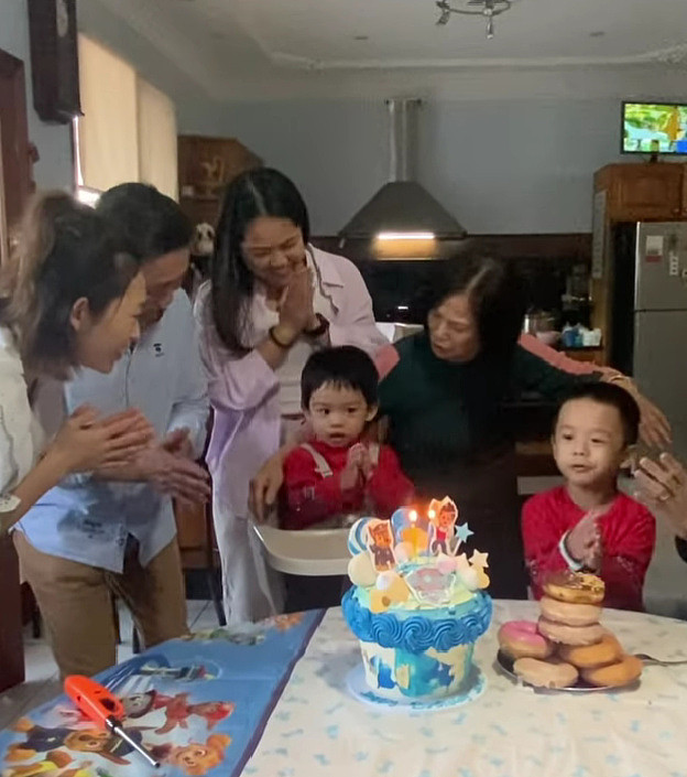 前TVB艺人陈智燊和妻儿时隔3年回娘家 三代同堂难得相聚为儿子庆生 - 6
