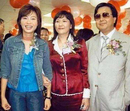 49岁TVB前花旦陈妙瑛久违亮相，与同届港姐聚会，穿搭成全场焦点 - 12