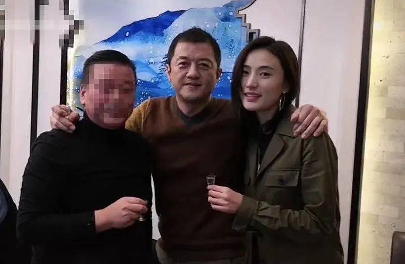 欠债4千万的李亚鹏，带31岁女友做产检，50岁又要当爸了？ - 6