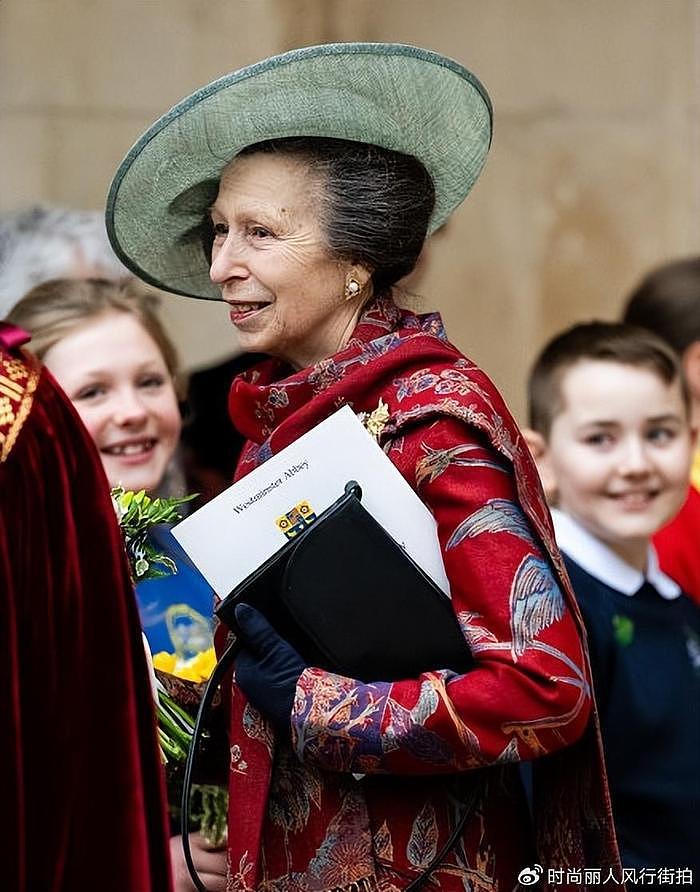 73岁英国长公主被迫当劳模！一袭红衣裹身好明媚，7天竟然营业8次 - 10