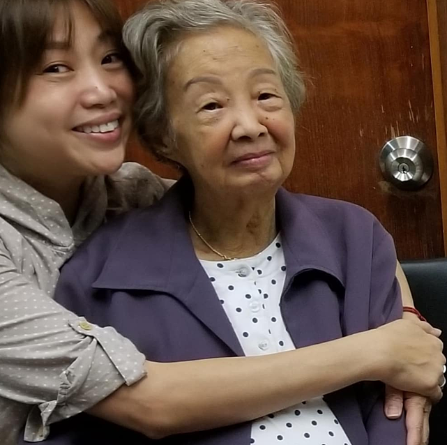 单身的梅小惠很孝顺为89岁妈妈打扮漂亮 帮妈妈敷面膜涂指甲油 - 5