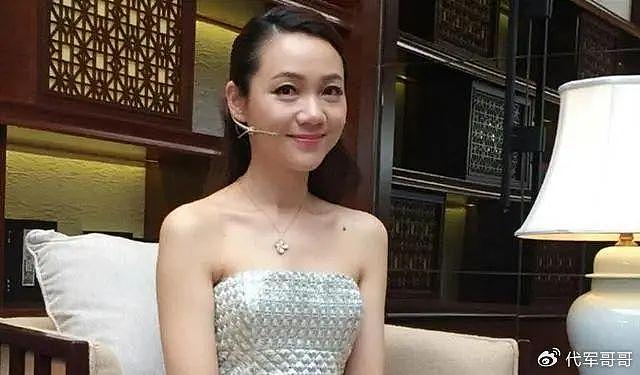 她是著名美女主持人，嫁给神秘老公生下三个孩子，50岁宛如少女 - 21