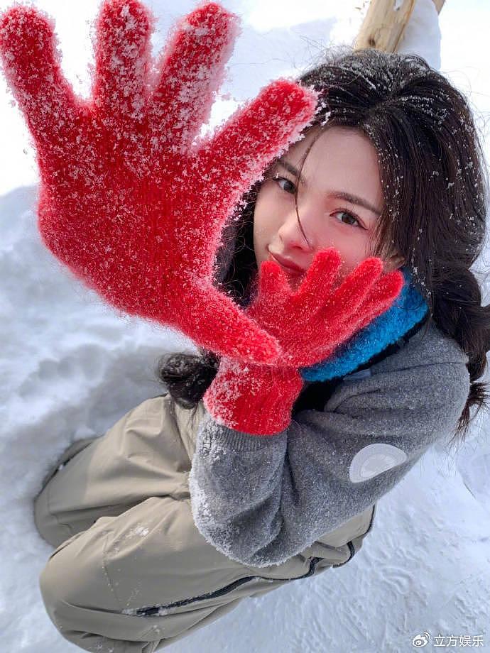 杨超越初雪拍照俏皮可爱 戴红手套双马尾俏皮 - 5