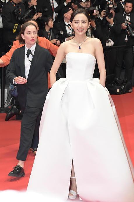 佟丽娅亮相《狗阵》红毯，白色抹胸长裙，是法式的感觉么 - 3