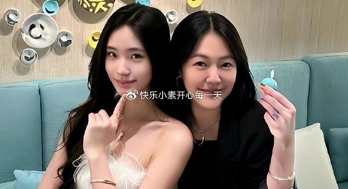 小S穿粉色蕾丝裙和女儿比美，母女相差30岁像一对姐妹 - 18