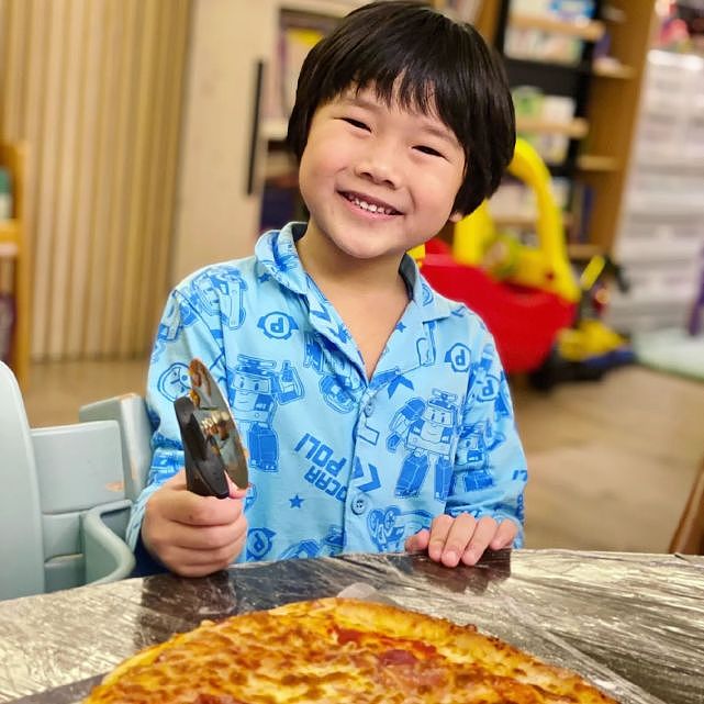 TVB全面停工男艺人与子女在家制作披萨 一家人一起下厨增进感情 - 11
