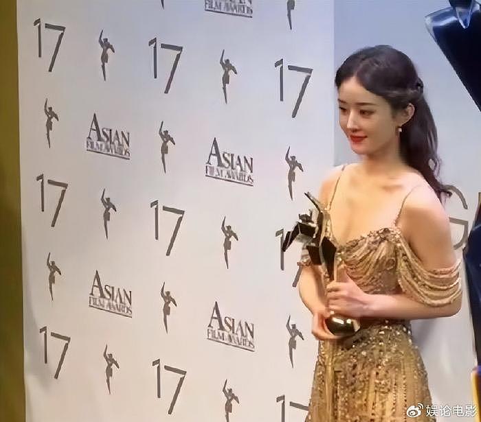 赵丽颖获亚洲电影大奖，新剧将播，还想和张艺谋导演再合作 - 4