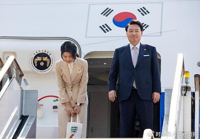 韩国第一夫人今年首次出国访问！一身米色套装好美，脸又嫩了很多 - 5