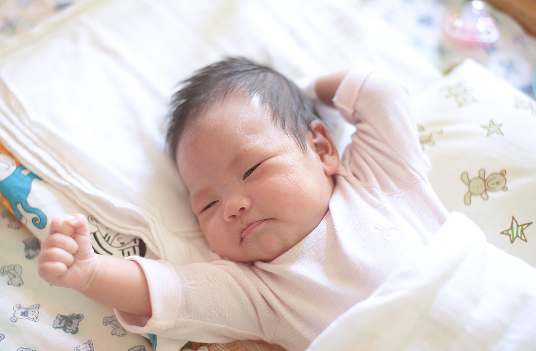 婴儿睡饱后的“小动作”，暗示其是个聪明娃，你家娃占了几个 - 6