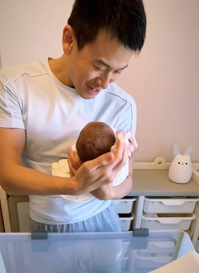 开心体验当新手爸爸！石修儿子陈宇琛首次为出生未满月的女儿洗头 - 7