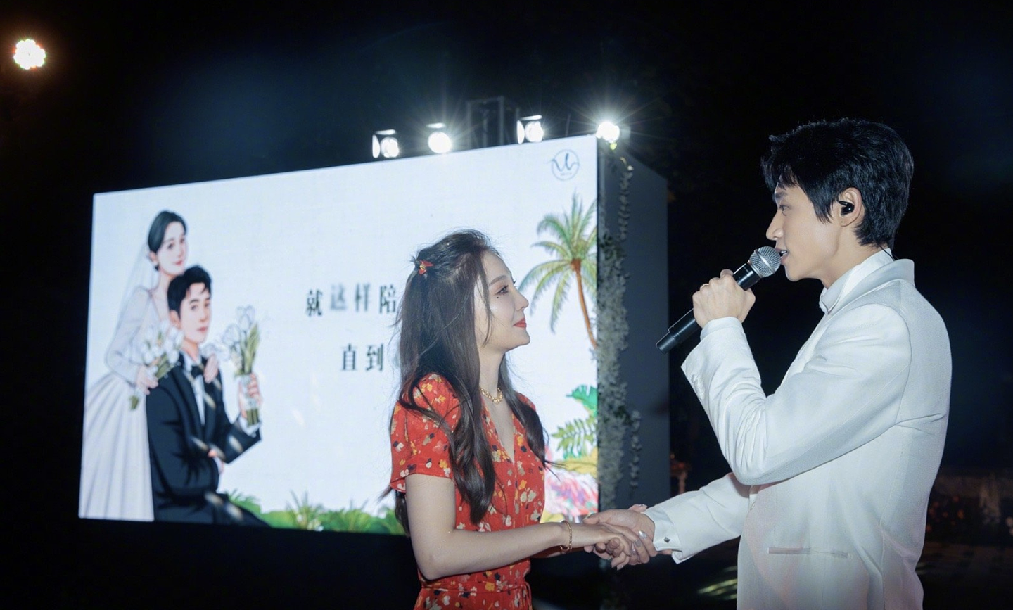 魏晨再晒婚礼视频献唱妻子，称于玮为领导，亲吻额头拥入怀超恩爱 - 6