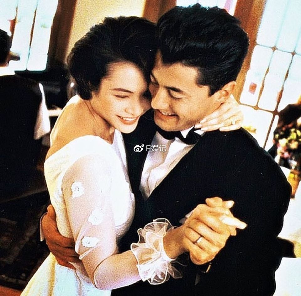 王敏德晒夫妻俩多年来恩爱合影 庆祝两人迎来结婚31周年纪念日 - 4