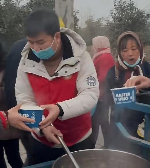 47岁男星张清河南做公益，免费给农民工发热粥，忙前忙后朴素低调 - 2