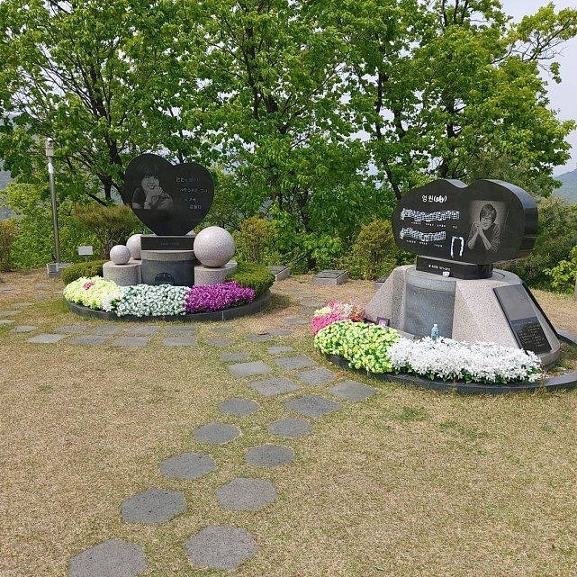 韩国女星崔真实去世14周年，子女分别到墓地祭奠，兄妹疑似反目 - 6