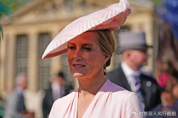 英国王室出席游园会好热闹！查尔斯也都来了，卡米拉穿白裙美翻了 - 12