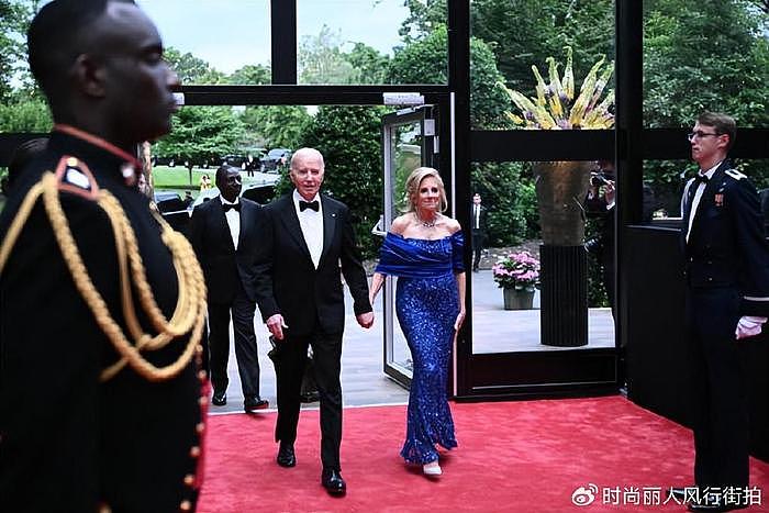 拜登为肯尼亚总统夫妇举行国宴！夫人露肩蓝裙很艳，奥巴马也来了 - 6