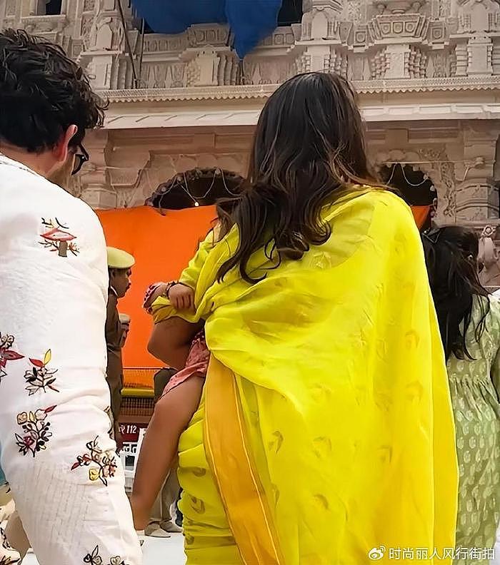 印度国宝级巨星携家人回祖国！2岁女儿穿粉色好甜，光脚参观寺庙 - 6