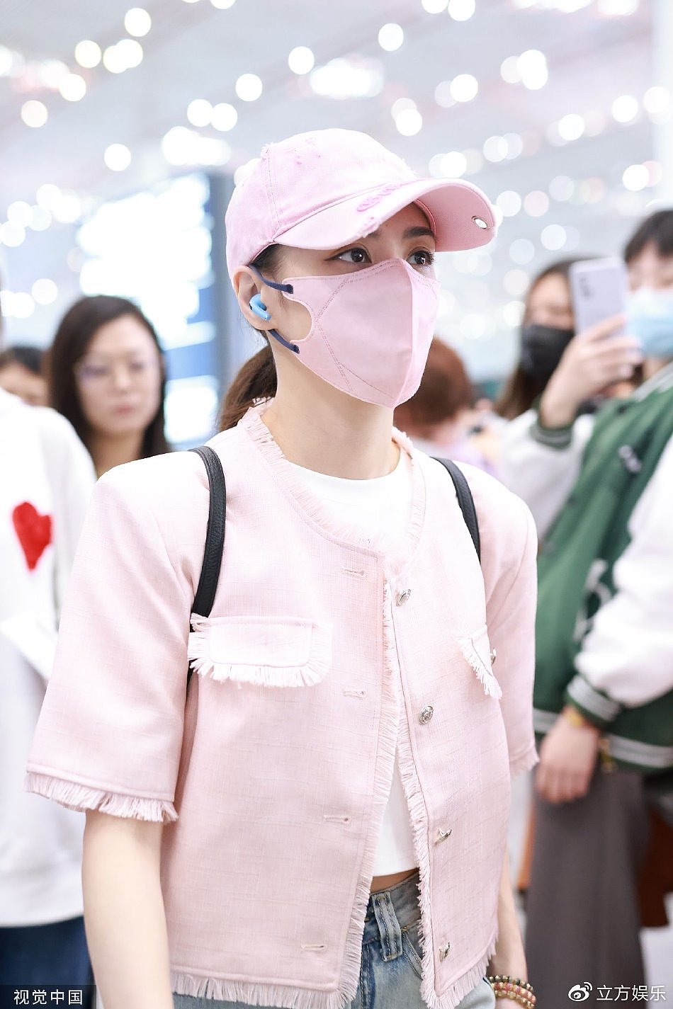 钟欣潼穿粉色外套现身机场 戴同色系帽子口罩少女心满满 - 1