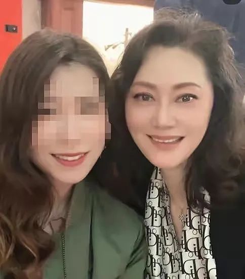 宋佳：大21岁丈夫患病后离婚，55岁公开新恋情，如今在国外开店 - 1