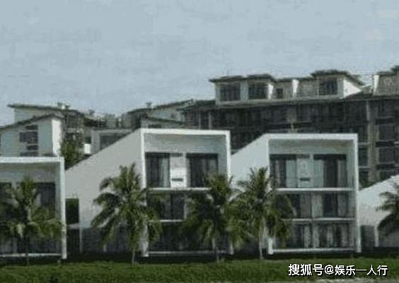 带你看赵本山的豪宅，在海南盖了一座私人别墅，金碧辉煌像宫殿 - 2