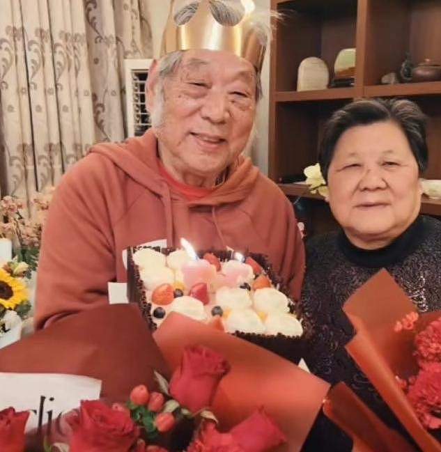 王茜华为爸庆82岁生日！父母捧着蛋糕鲜花好恩爱，身后家具朴素 - 3