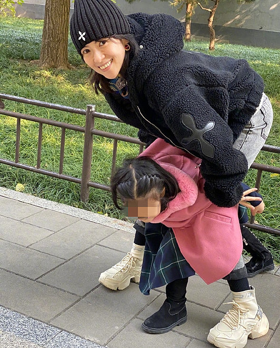 章子怡素颜现身公园，与儿女嬉闹玩耍出镜，42岁真面目曝光 - 2
