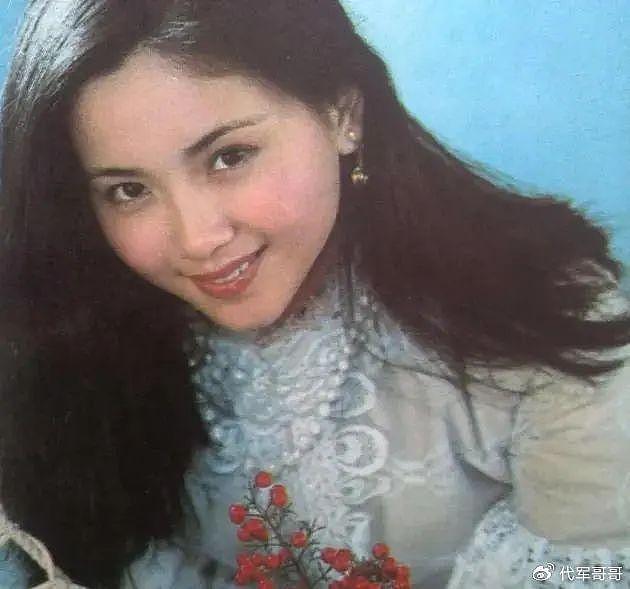 她被誉为“江南第一美人”，出道多年不接吻戏，当红时嫁给初恋很幸福 - 21