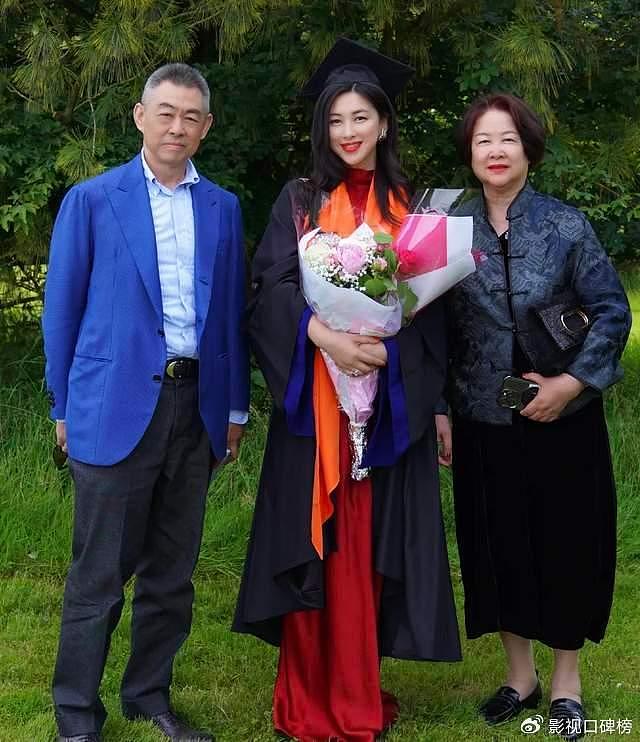 朱珠研究生毕业，丈夫带女儿远赴法国汇合，富豪父母罕见出镜 - 9