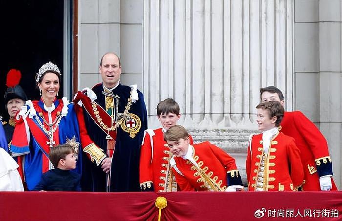 英国罗丝和丈夫风光亮相！12岁儿子给查尔斯提袍，却不用乔治王子 - 15