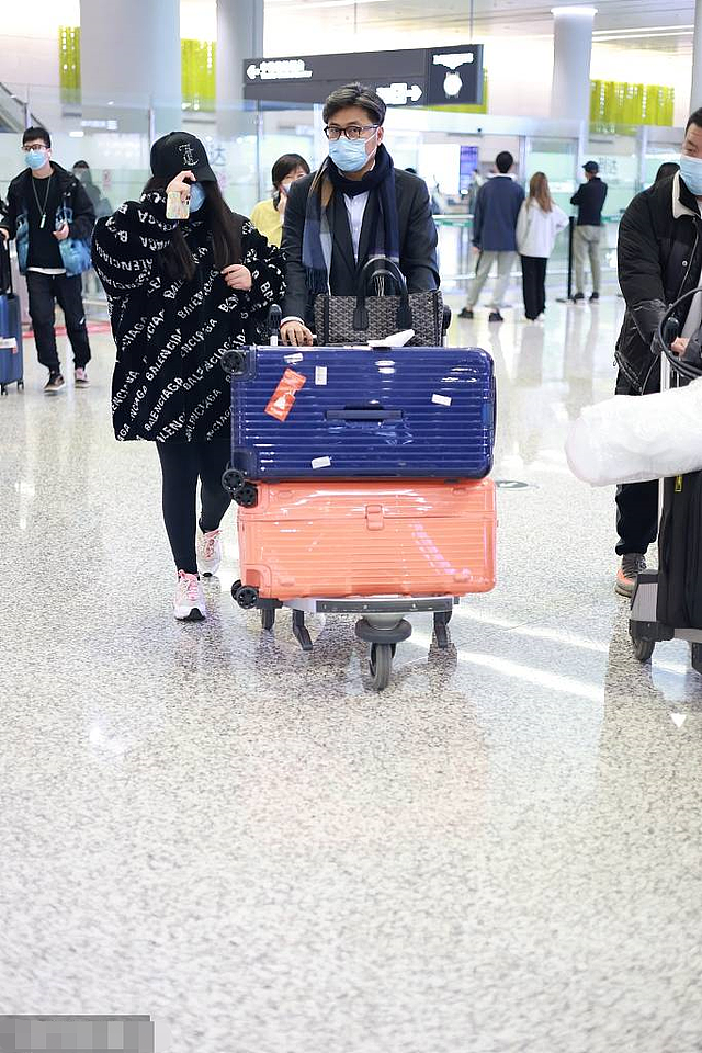 王岳伦父女现身机场，12岁王诗龄背两万元包包，穿潮牌贵气十足 - 5