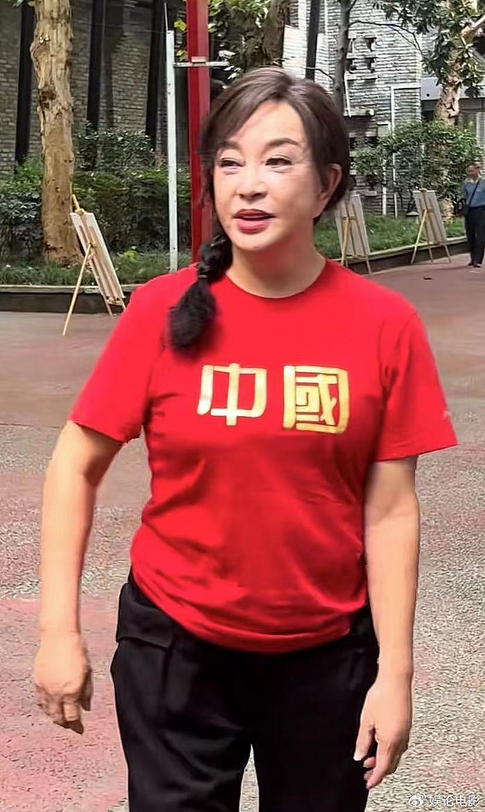 网友拍摄的刘晓庆，才是最真实的古稀老人模样，活成自己的大女主 - 9